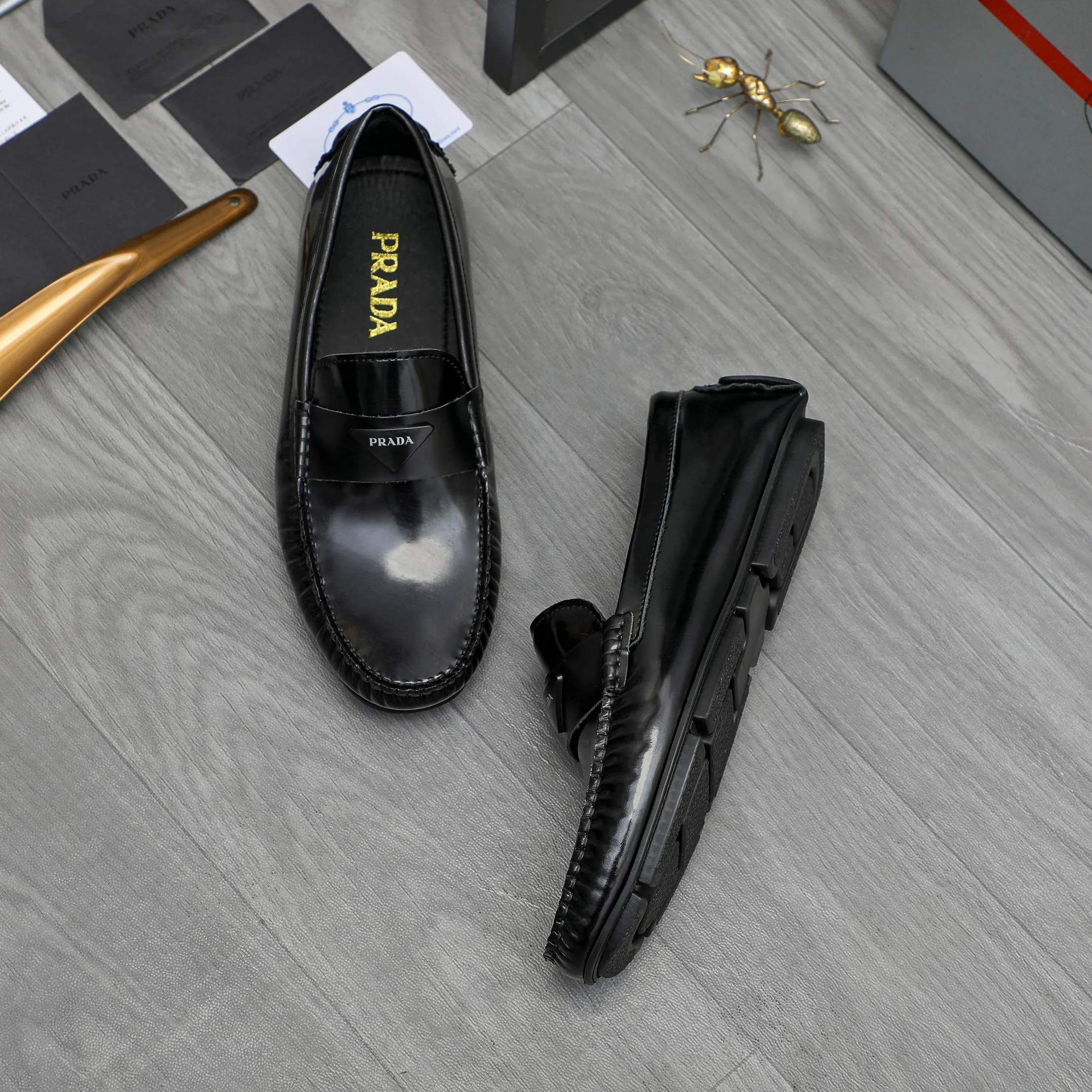Men's shoes 💰p420 Product trademark: Men's shoes 💰pRADA [Prada] Casual slip-on men's shoes Regular size. Size: 38-44 Product materials: Selected patent cowhide upper, sheepskin lining, rubber outsole